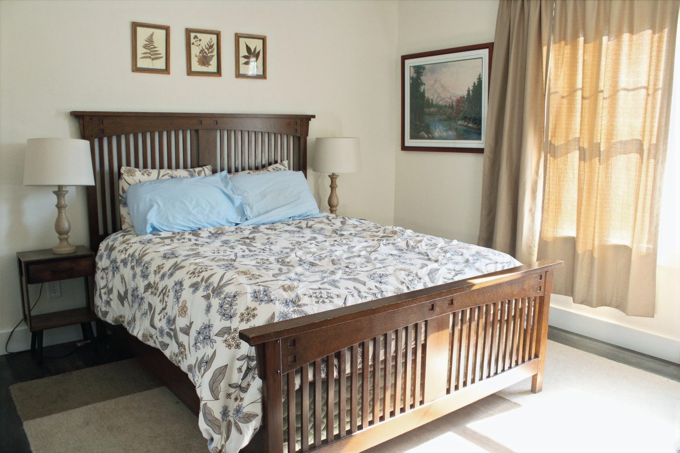 A private resident bedroom at Leeside Manor
