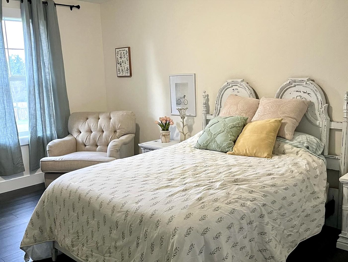 A bright private guest bedroom at Leeside Manor